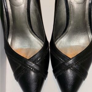 Kelly & Katie Black Leather Pumps with Elegant Criss-Cross Design